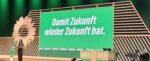 Ein Blick auf die Bühne bei der BDK Hannover. Auf dem Bildschirm in der Mitte der Bühne steht: "Damit Zukunft wieder Zukunft hat."
