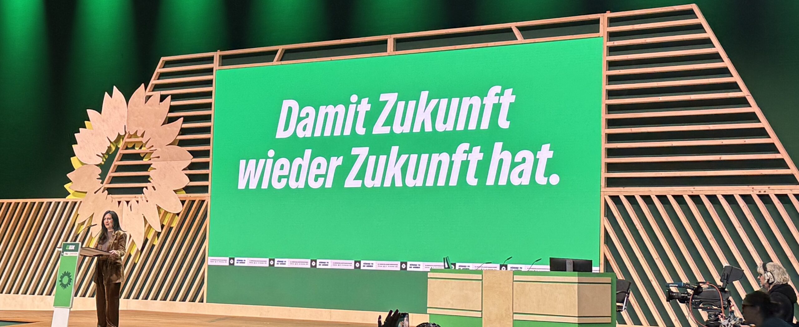 Ein Blick auf die Bühne bei der BDK Hannover. Auf dem Bildschirm in der Mitte der Bühne steht: "Damit Zukunft wieder Zukunft hat."