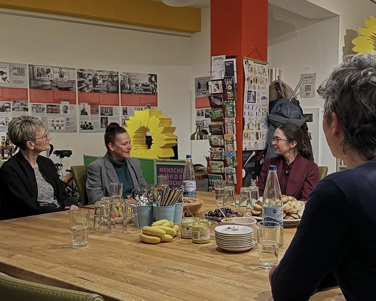 Sandra Kaiser, Christina Schmidt und Claudia Macher im Gespräch.