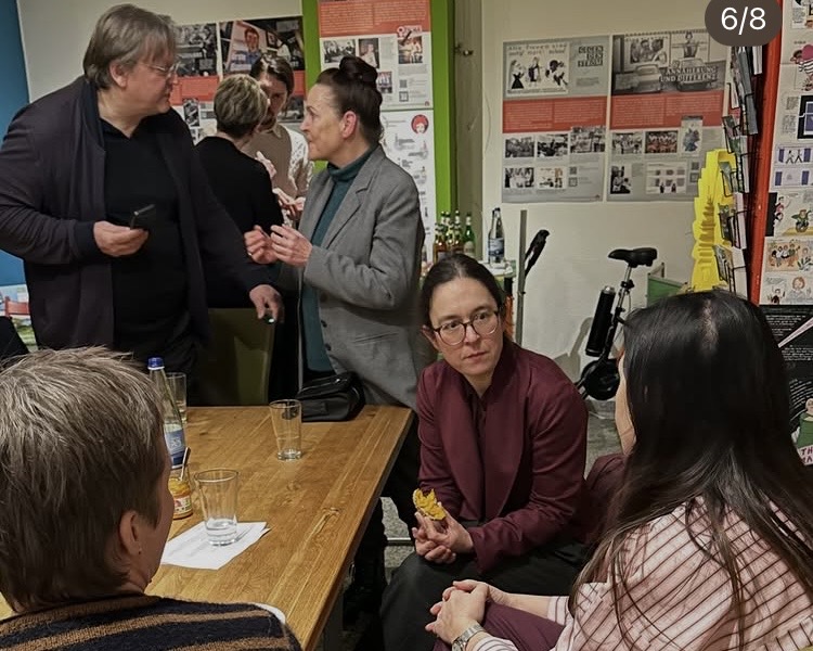 Nach dem Stammtisch werden noch angeregte Gespräch geführt.